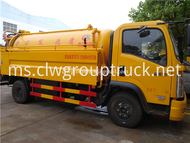 Suction Sewage Truck 1